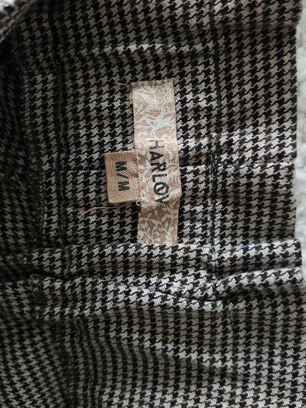 Harlow High-Waist 14,5," Paperbag Trousers in Taupe Houndstooth - Picture 7 of 12